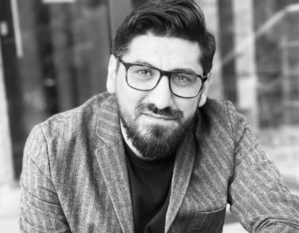 foto alb negru cu catalin stanescu cu ochelari la ochi in costum in dungi