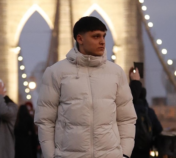 daniel sorin muresan imbracat in geaca alba de iarna langa o biserica