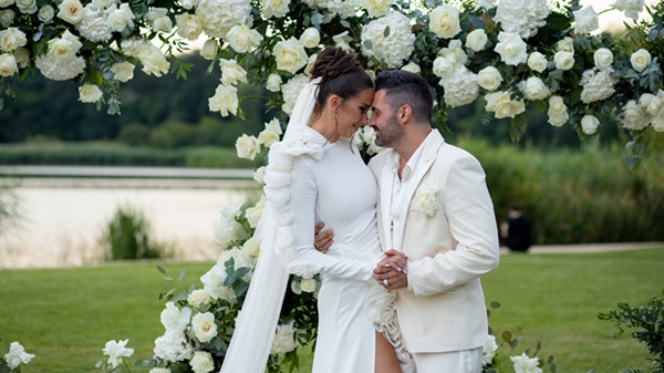 pepe si raluca pastrama la nunta lor afara in aer liber imbracati in alb