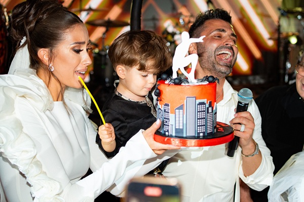 pepe si raluca pastrama isi tin copilul in brate si canta