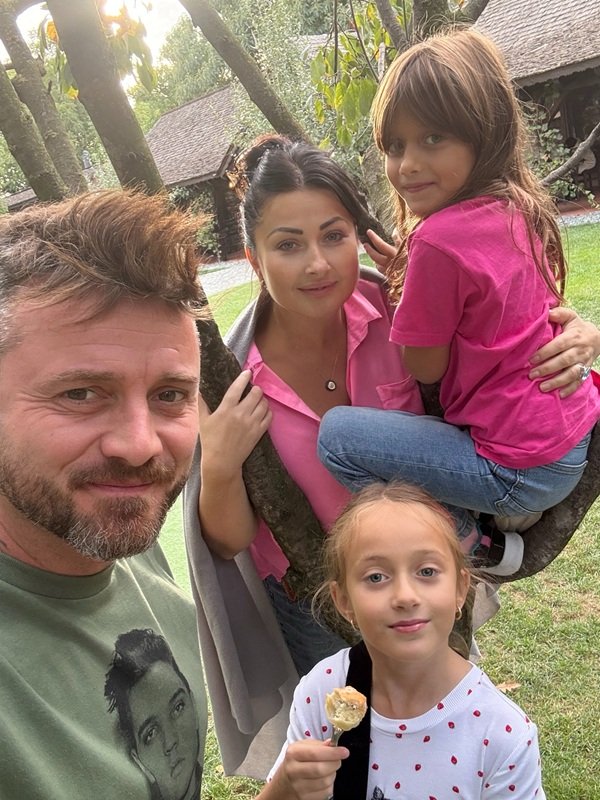gabriela cristea impreuna cu sotul si fetitele ei in aer liber