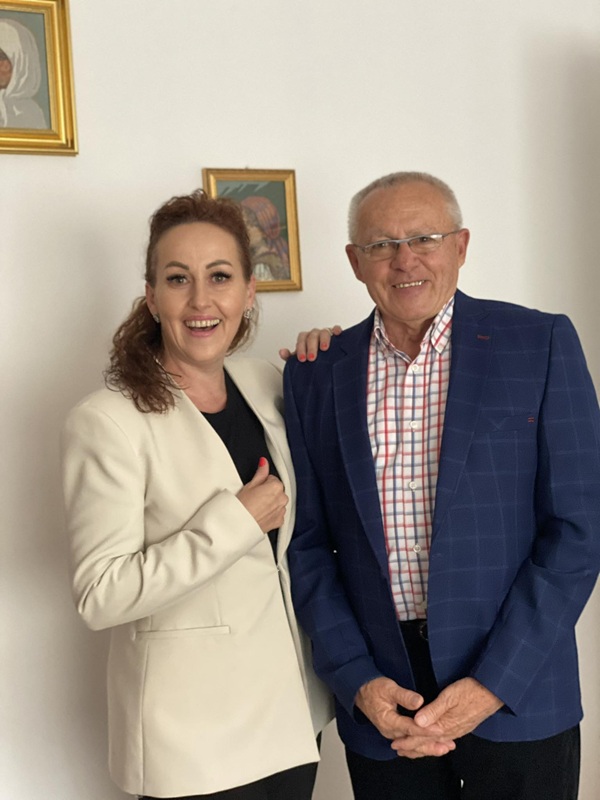 cumnata andrei maruta in sacou alb alaturi de tatal ei in varsta in sacou bleumarin