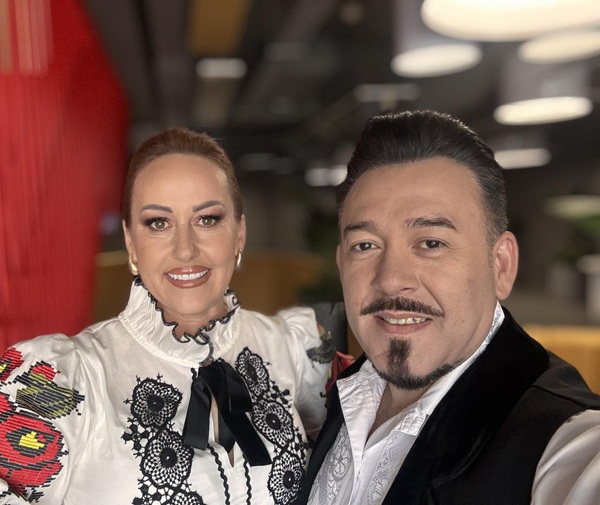 andrada si sandel mihai imbracati in costume populare isi fac selfie