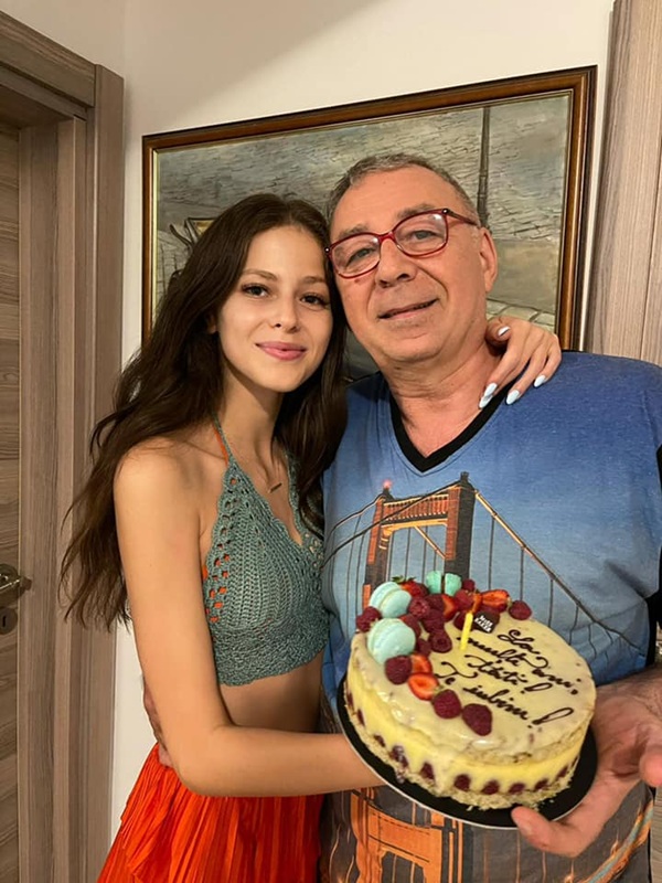 sotul ritei muresan alaturi de fiica lui tine in mana un tort aniversar