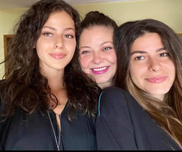 rita muresan impreuna cu gloria si rebecca fiicele ei