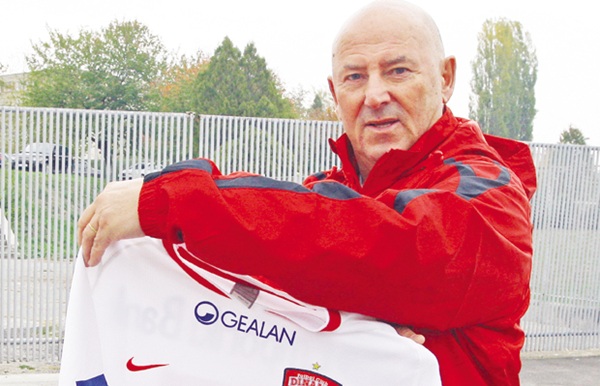 ioan sdrobis pe teren in trening rosu arata un tricou alb