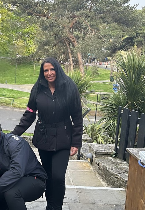 femeie bruneta cu parul lung imbracata in negru