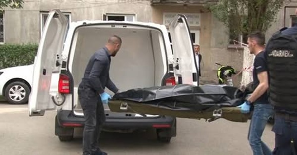 corpul unui tanar in sac negru urcat in masina