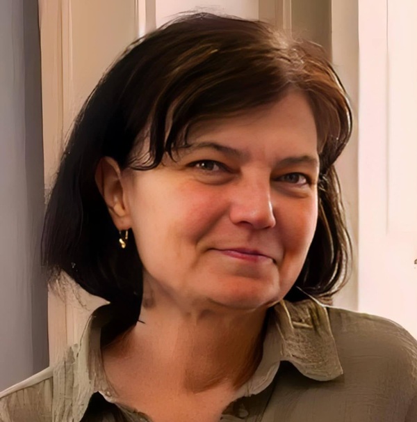 jurnalista simona popescu cu parul scurt in camasa kaki