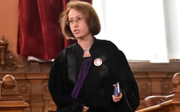 judecatoarea raluca morosanu in roba de judecator in sala de judecata