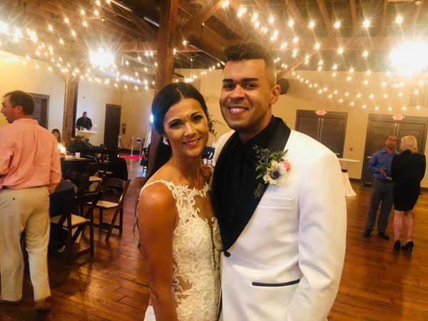 christina chambers alaturi de sotul ei la nunta