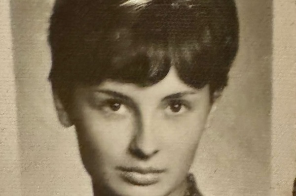fotografie alb negru cu mama mihaelei radulescu tunsa scurt