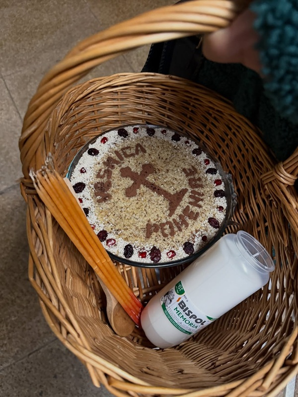 cos cu coliva pe care scrie vesnica pomenire si lumanari