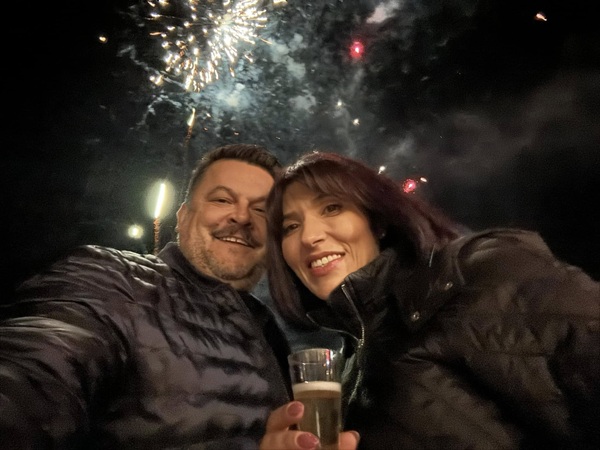 mihai bobonete alaturi de sotia lui catalina selfie cu un pahar in mana si artificii in spate