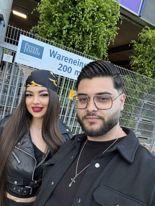 barbat imbracat in negru alaturi de femeie in geaca de piele neagra cu ochelari la ochi