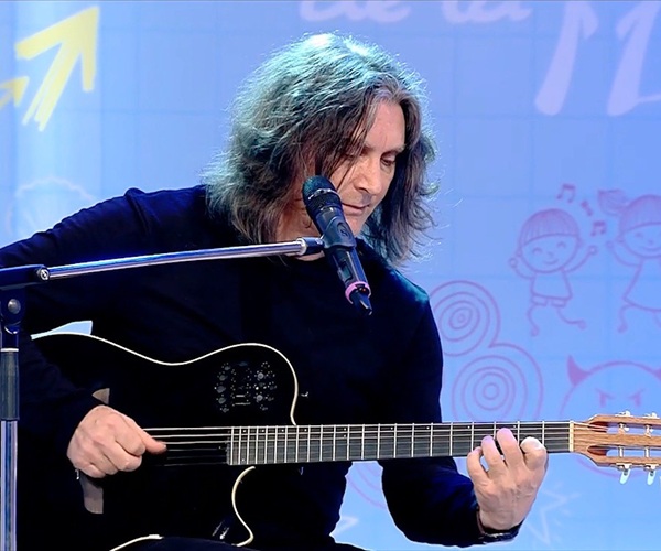 laurentiu cazan canta la chitara pe scena