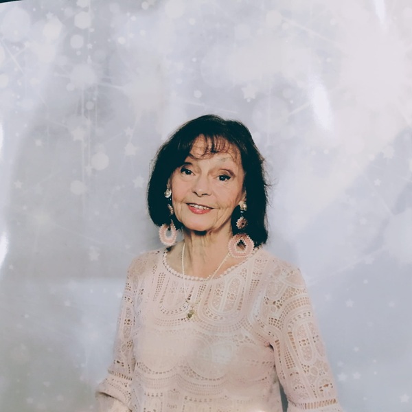 marina voica in rochie roz deschis pe fundal alb