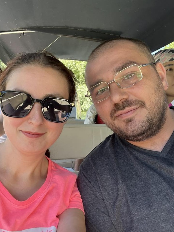 selfie facut de un barbat cu ochelari de vedere si femeie cu ochelari de soare in masina