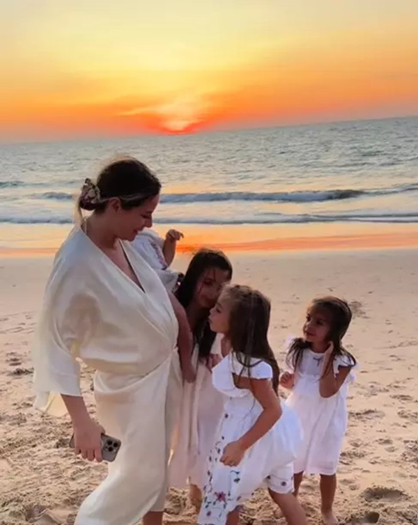 laura cosoi insarcinata alaturi de cele 4 fetite pe o plaja in thailanda 