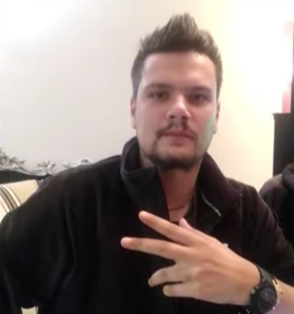 poza cu mario iorgulescu imbracat in negru si facand semnul ok cu mana