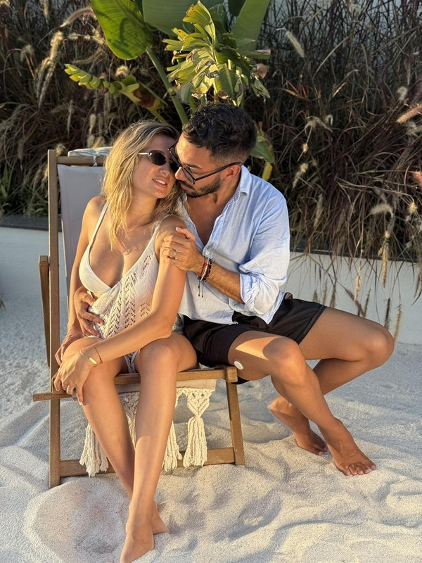 claudia puican tinuta in brate de armin nicoara pe nisip