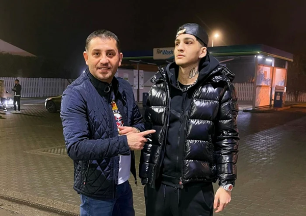 abi talent impreuna cu tatal lui imbracati in geaca pe o strada