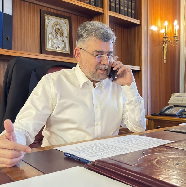 marcel ciolacu in camasa alba vorbeste la telefon