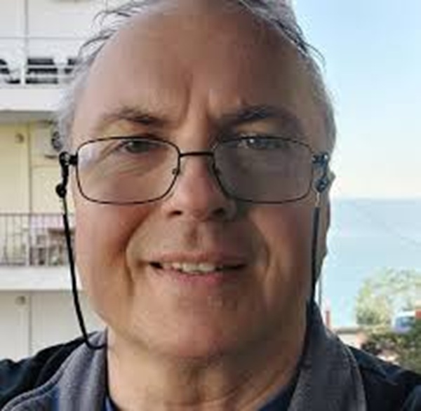 selfie facut de compozitorul dan balan cu ochelari de vedere la ochi