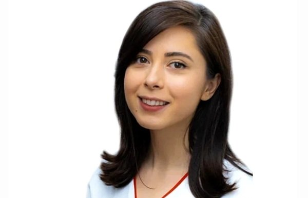 doctorita viviana nita in uniforma alba cu parul saten desprins