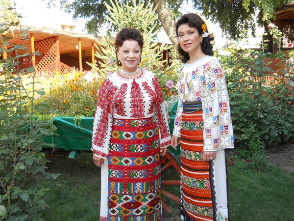 camelia filip ciobanu alaturi de mama ei in costume populare