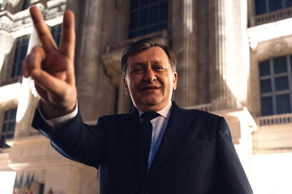 crin antonescu cu mana ridicata arata doua degete victorie