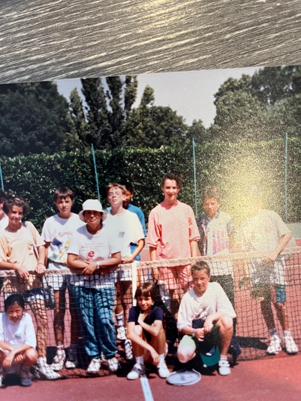 ecaterina rosianu horsa impreuna cu mai multi copii pe terenul de tenis