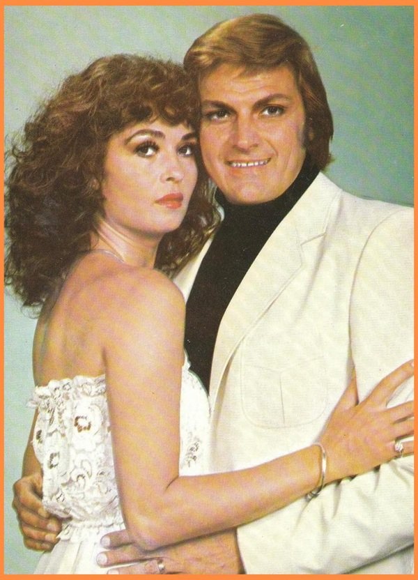 angela similea imbracata in alb cu florin piersic in sacou alb