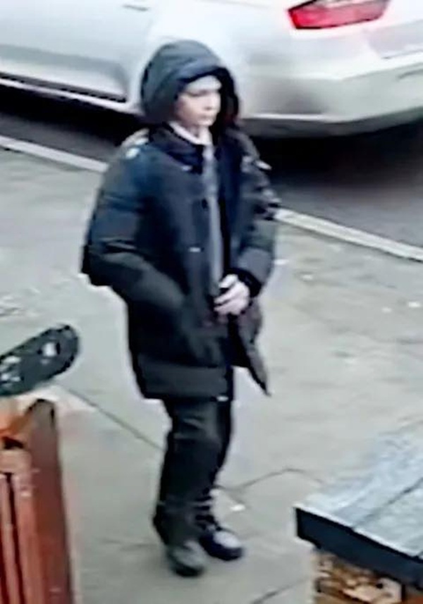 baiat cu geaca neagra de iarna surprins pe o camera de supraveghere