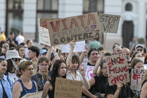 femei protesteaza impotriva femicidului