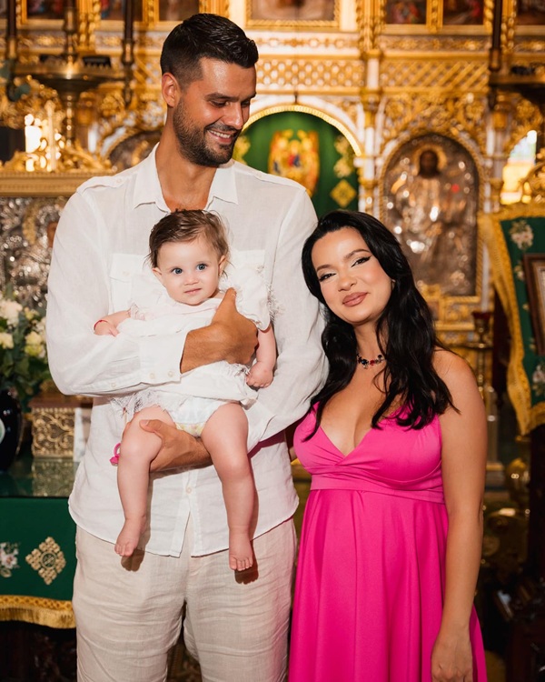 anca dinicu imbracata in roz alaturi de sotul si copilul ei in biserica