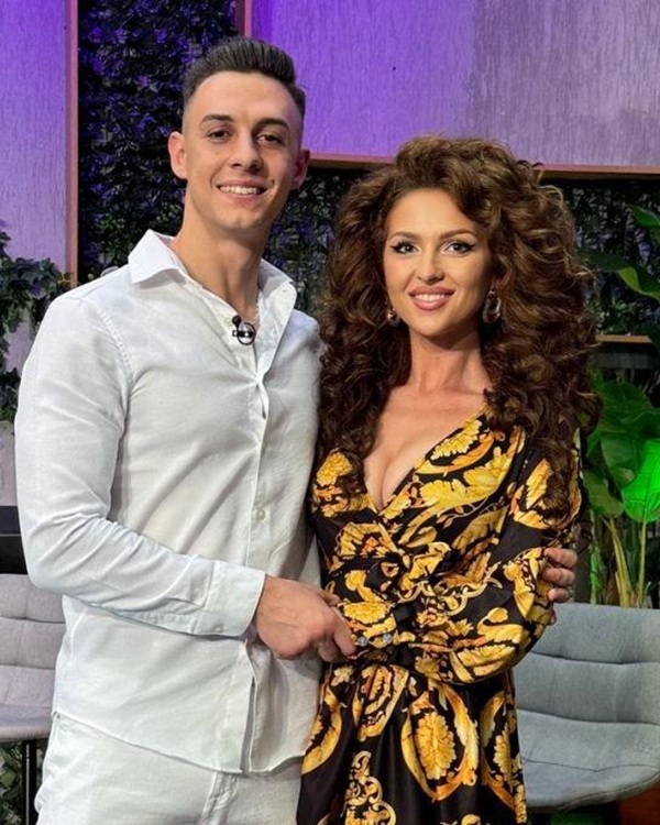 giuly de la casa iubirii in rochie cu flori galbene alaturi de robert imbracat in alb