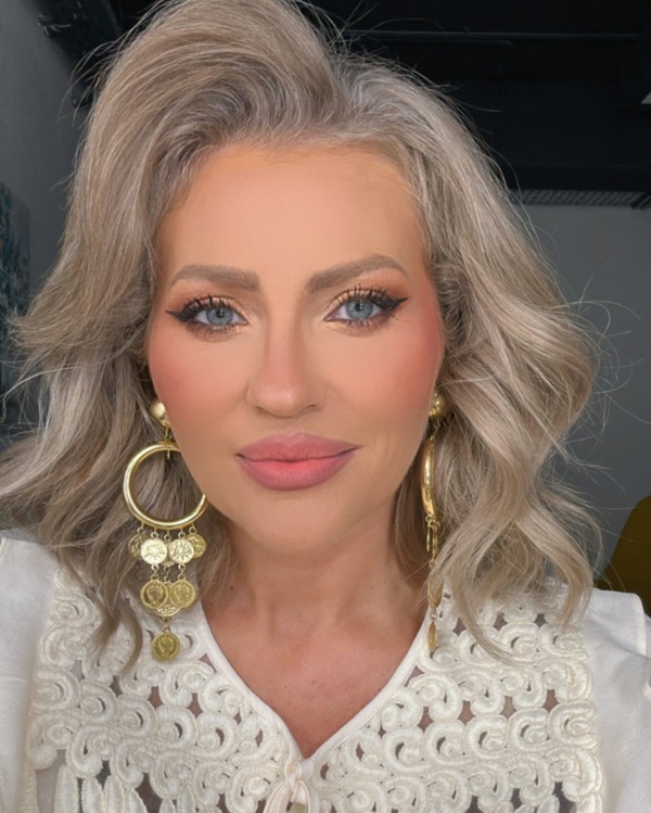 mirela vaida imbracata in alb isi face un selfie