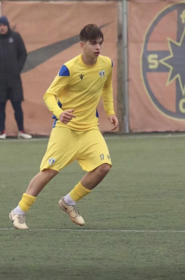 mario cofaru in echipament galben