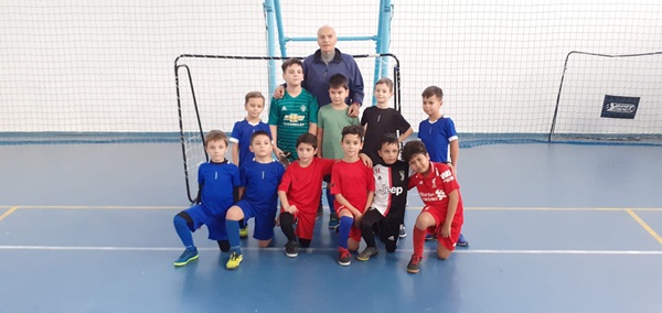 ilhan mustafa cu copii la club