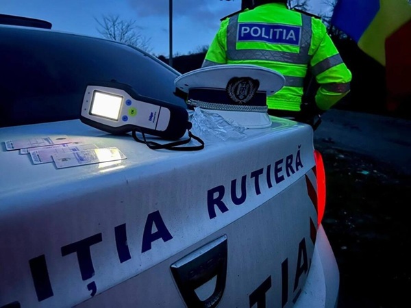 masina de politie cu o palarie de politist