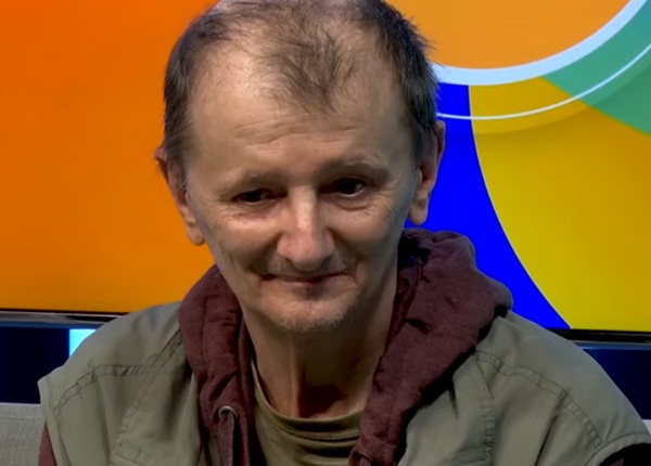 imagine cu sotul ioanei tufaru, ionut cercel, in fata unui zid colorat viu