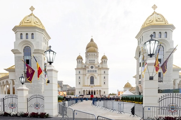 imagine din exterior cu catedrala mantuirii neamului