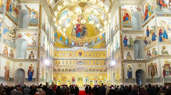 imagine din interiorul catedralei mantuirii neamului din bucuresti