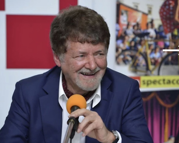 jolt kerestely cu microfonul in mana