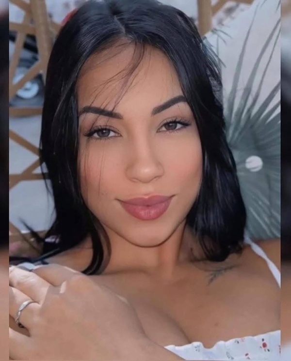 femeie bruneta imbracata in alb