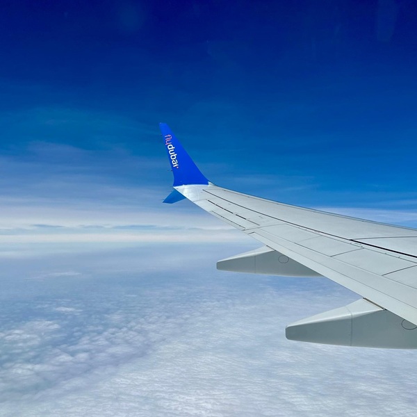 imagine din avion cu aripa pe care scrie fly dubai
