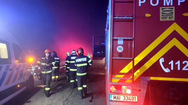imagine cu pompieri si masini de interventie la locul producerii unui accident