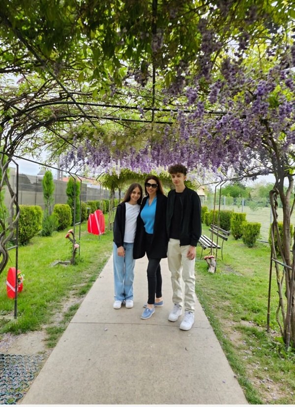 cristina spatar alaturi de copiii ei pe o alee in natura se tin in brate