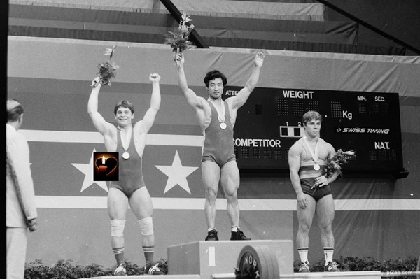 poza alb negru cu andrei socaci alaturi de alti 2 halterofili pe podium